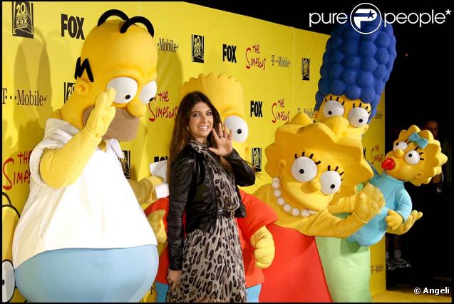 Le mannequin Brittny Gastineau entourée de tous les Simpson, à l'occasion des 20 ans de la série animée  Les Simpsons , à Santa Monica, le 18 octobre 2009 !