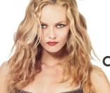 Vanessa Paradis, égérie de Chanel pour la gamme de sacs Chanel devant l'objectif de Karl Lagerfeld 