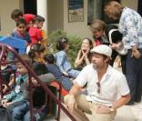 Brad Pitt et Angelina Jolie jouent avec des enfants en Jordanie 