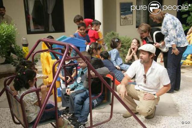 Brad Pitt et Angelina Jolie jouent avec des enfants en Jordanie 