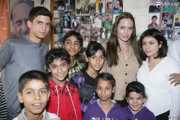 Angelina Jolie pose avec des enfants en Jordanie 