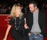 Valeria Bruni-Tedeschi morte de rire en retirant ses chaussures sous l'oeil de Cédric Kahn, à l'occasion de l'avant-première des  Regrets , dans le cadre du 4e Festival International du Film de Rome, le 19 octobre 2009 !
