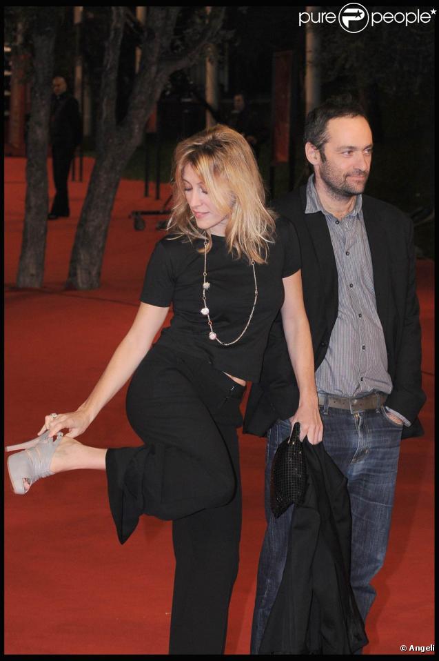 Valeria Bruni-Tedeschi très à l'aise sur le tapis rouge, ici avec Cédric Kahn, à l'occasion de l'avant-première des  Regrets , dans le cadre du 4e Festival International du Film de Rome, le 19 octobre 2009 !