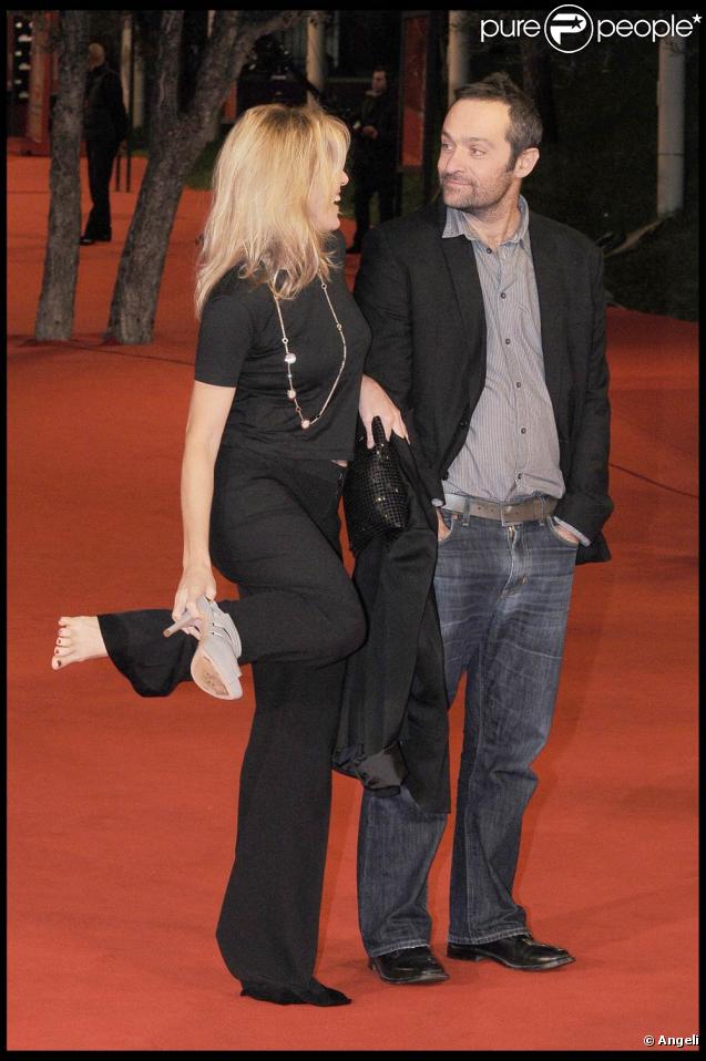 Valeria Bruni-Tedeschi sa déchausse et fait sourire Cédric Kahn, à l'occasion de l'avant-première des  Regrets , dans le cadre du 4e Festival International du Film de Rome, le 19 octobre 2009 !