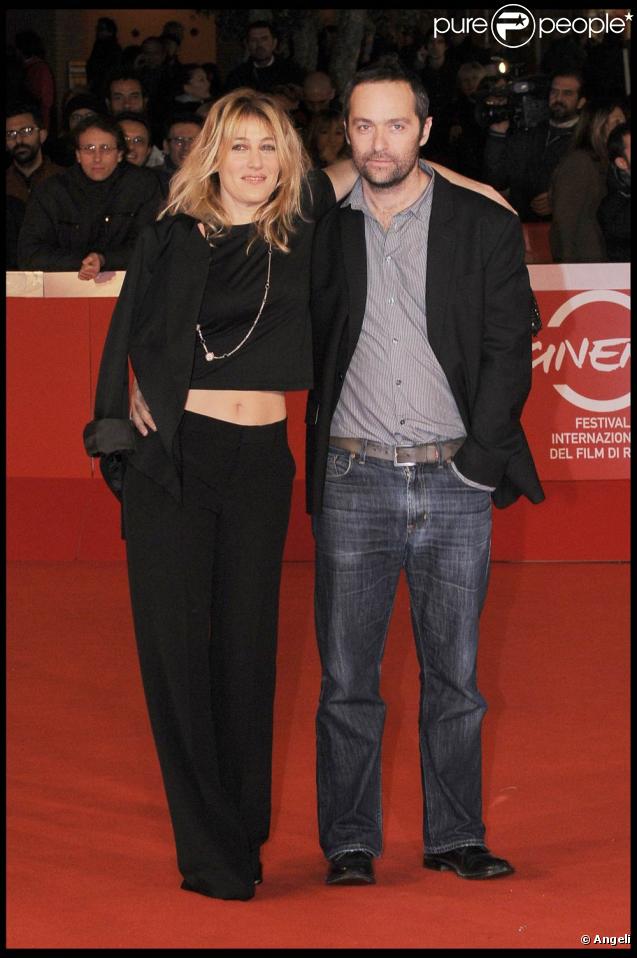 Valeria Bruni-Tedeschi dans les bras de Cédric Kahn, à l'occasion de l'avant-première des  Regrets , dans le cadre du 4e Festival International du Film de Rome, le 19 octobre 2009 !