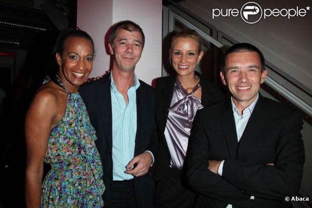 Vincent McDoom et Elodie Gossuin posent avec les directeurs lors de la soirée pour le lancement de la chaîne Tresor TV à Paris le 22 octobre 2009