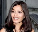 La comédienne Freida Pinto révélée dans Slumdog Millionnaire avait une technique bien à elle pour faire briller ses cheveux : l'huile de jasmin. Plutôt contraignante, cette astuce n'a pas résisté lorsque la belle est devenue égérie pour l'Oréal.<br /