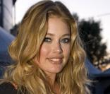 Pour entourer son visage poupon, le top Doutzen Kroes mise sur sa chevelure blonde angélique. Volume et boucles sont ses atouts majeurs. 