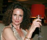 Même pour une soirée entre amis, Andie MacDowell affiche des boucles parfaites. Son secret ? Appliquer un soin après chaque shampoing. 