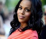 La beauté brune Kerry Washington est toujours parfaite, qu'elle soit ou non en représentation. Ses cheveux très noirs sont toujours parfaitement lissés, sans écailles. 