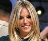 Devenue une véritable référence mode au fil du temps, l'actrice Sienna Miller sait combien la partie beauté est essentielle pour afficher un look parfait. Ainsi, ses cheveux sont toujours soigneusement lissés et brillants, à n'importe quel moment de 