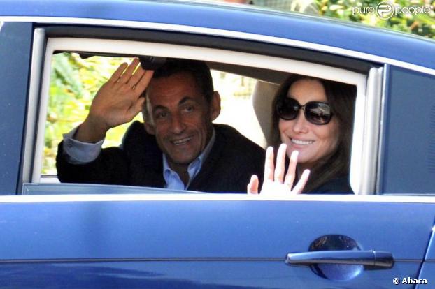 Nicolas Sarkozy et Carla Bruni arrivent au Cap Nègre, en juillet 2009.