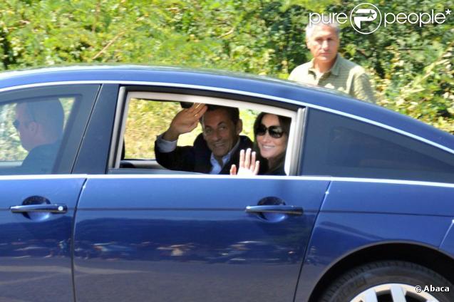 Nicolas Sarkozy et Carla Bruni arrivent au Cap Nègre, en juillet 2009.