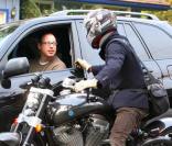 Brad Pitt en grande conversation avec un paparazzi  