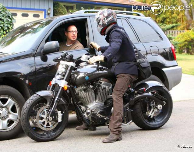 Brad Pitt en grande conversation avec un paparazzi  