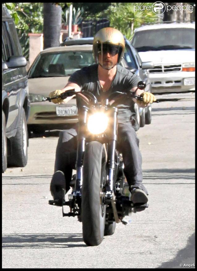 Brad Pitt en moto à Los Angeles