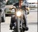 Brad Pitt : encore un accident de moto... avec un paparazzi ! Faux ! regardez, il est tombé tout seul ! (réactualisé)