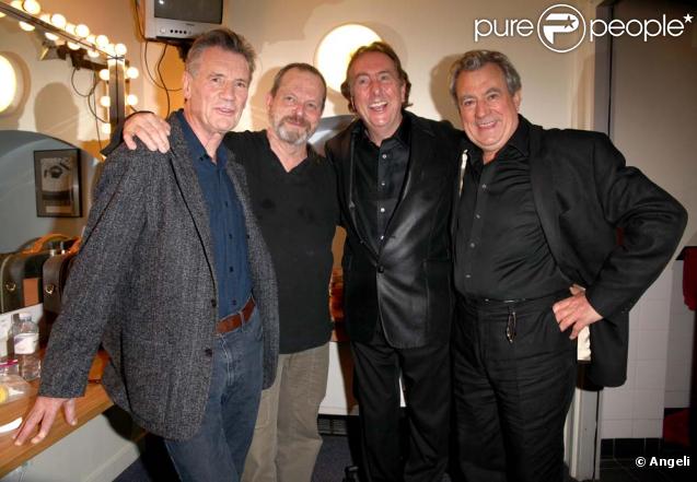 Les Monty Python au grand complet sur la scène du royal albert hallde Londres pour une représentation exceptionnelle de Not The Messiah, le 23 octobre 2010.