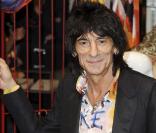 Ronnie Wood des Rolling Stones inaugure la collection que lui a consacré Liberty Of London, le 27 octobre 2009 à Londres.