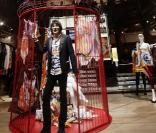 Ronnie Wood des Rolling Stones inaugure la collection que lui a consacré Liberty Of London, le 27 octobre 2009 à Londres.