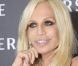 Donatella Versace : Première boîte de nuit à 10 ans et le même vice que... Carla Bruni !