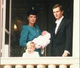 Charlotte et Andrea Casiraghi avec leurs parents Caroline de Monaco et Stefano Casiraghi en 1986 