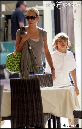 Barbara Feltus et son fils Elias, qu'elle a eu avec Boris Becker, à Miami le 16 octobre 2009 !