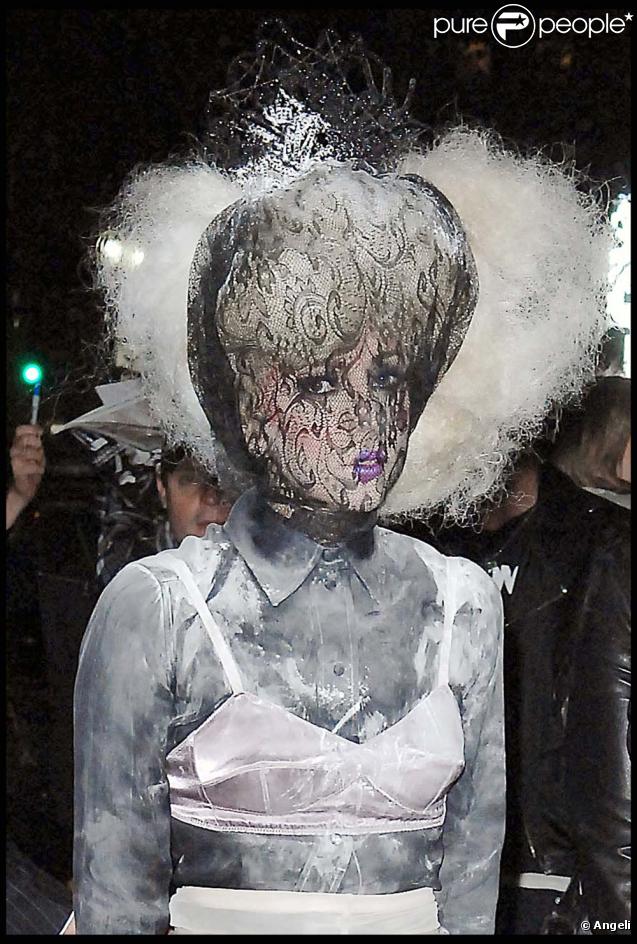 Lady Gaga en Cruella d'Enfer sexy et déroutante à New York le 2 novembre 2009.
