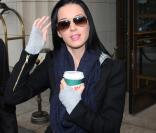 Katy Perry, fraichement arrivée à Berlin, quitte son hotel direction le studio de danse pour répéter sa performance des  MTV Europe Music Awards 2009 .