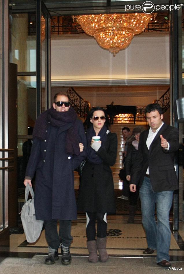 Katy Perry, fraichement arrivée à Berlin, quitte son hotel direction le studio de danse pour répéter sa performance des  MTV Europe Music Awards 2009 .