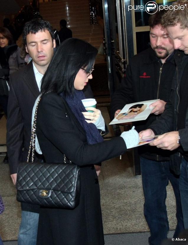 Katy Perry, fraichement arrivée à Berlin, quitte son hotel direction le studio de danse pour répéter sa performance des  MTV Europe Music Awards 2009 .