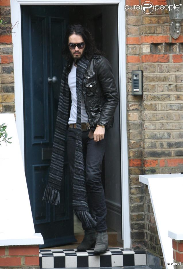 Russell Brand, photographié ce mardi 3 novembre, à la sortie de son domicile londonien.