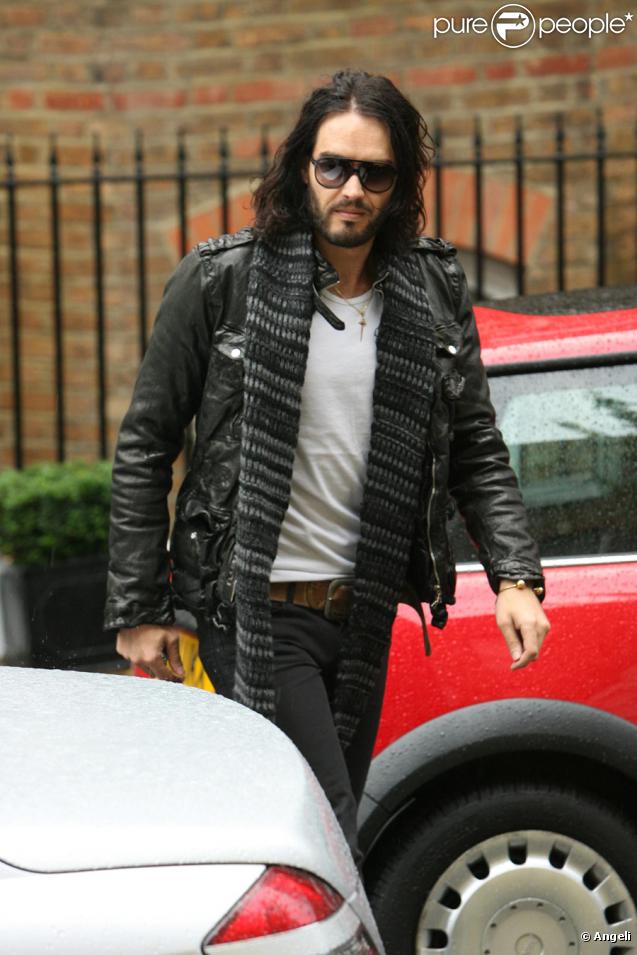 Russell Brand, photographié ce mardi 3 novembre, à la sortie de son domicile londonien.