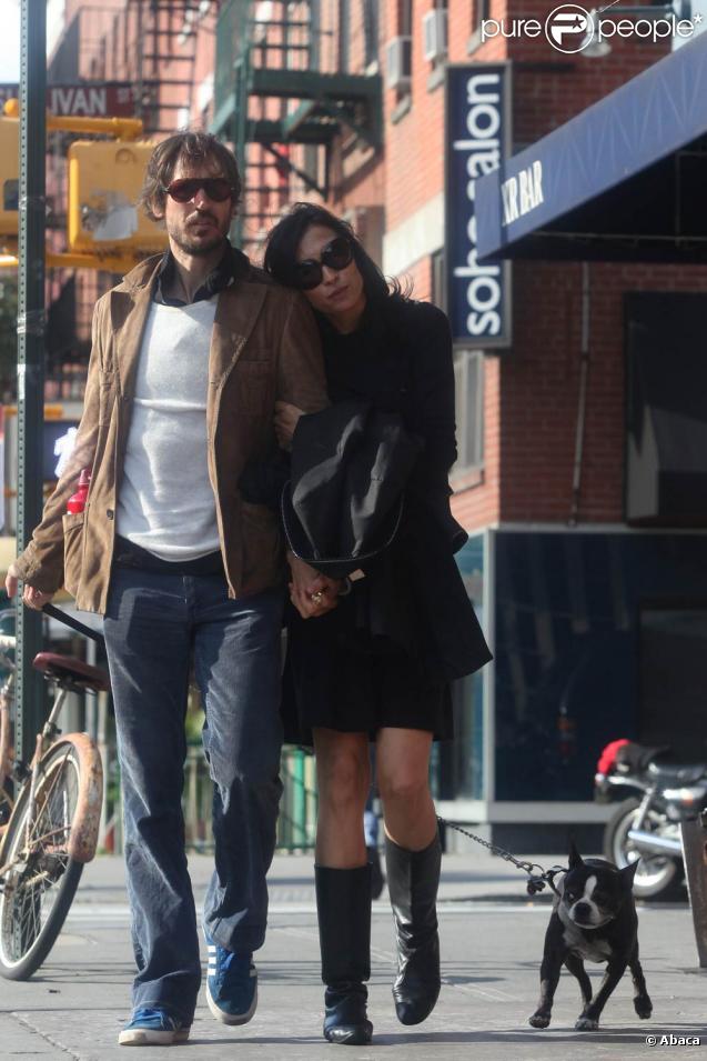 Famke Janssen se promène avec son boyfriend et encore son chien Licorice le 11 octobre 2009 à New York