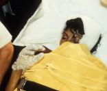 Michael Jackson arrivant à l'hôpital de Culver City à Los Angeles le 27 janvier 1984 après son accident sur le tournage de la publicité Pepsi