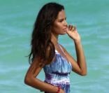 Selita Ebanks, à l'occasion d'un shooting sur une plage de Miami, en octobre 2009.