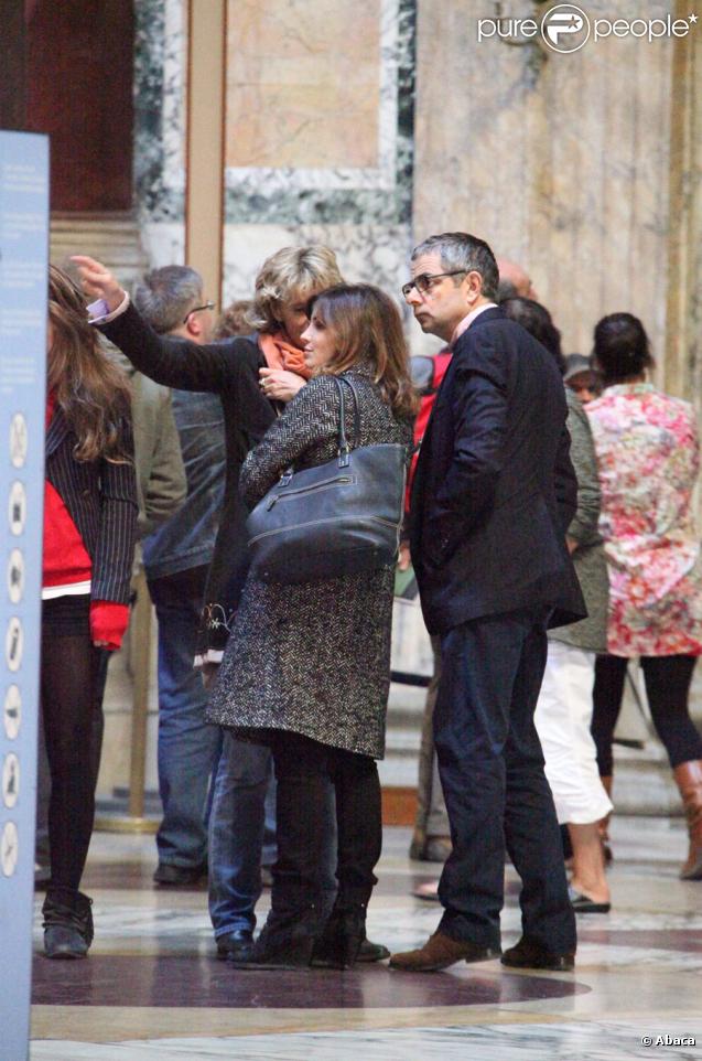 Rowan Atkinson en vacances à Rome avec sa femme Sunestra et sa fille Lily le 20 octobre 2009