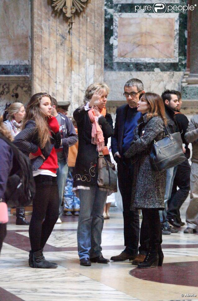 Rowan Atkinson en vacances à Rome avec sa femme Sunestra et sa fille Lily le 20 octobre 2009