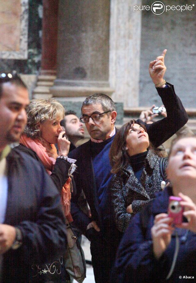 Rowan Atkinson en vacances à Rome avec sa femme Sunestra et sa fille Lily le 20 octobre 2009