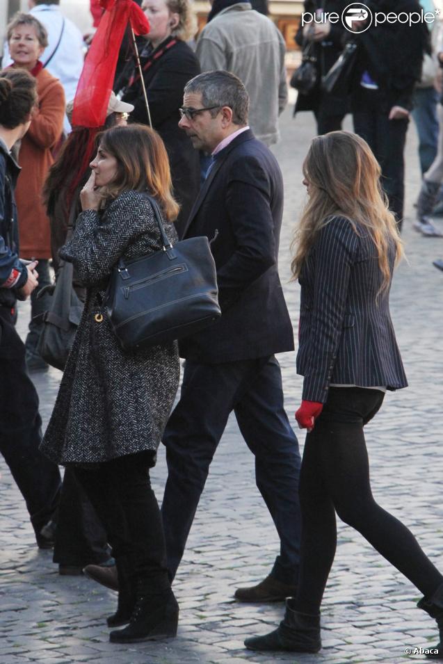 Rowan Atkinson en vacances à Rome avec sa femme Sunestra et sa fille Lily le 20 octobre 2009