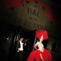 Ludovic Giuly et les joueurs du PSG endossent les costumes du Moulin Rouge... Etonnant !