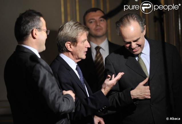 Nicolas Sarkozy a annoncé le 6 novembre 2009 ses 137 mesures pour les Dom-Tom, en présence de Bernard Kouchner et Frédéric Mitterrand 