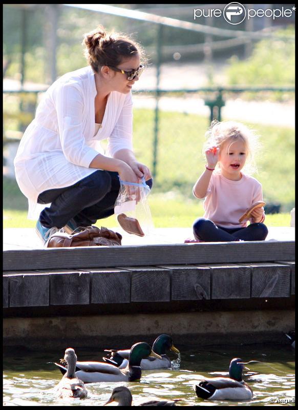 Violet Affleck s'amuse dans un parc de Santa Monica, le 6 novembre 2009