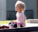Violet Affleck s'amuse dans un parc de Santa Monica, le 6 novembre 2009