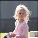 Violet Affleck : Elle devient copine avec des canards pendant que sa maman Jennifer... fait sa belle !