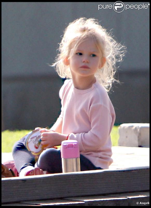 Violet Affleck s'amuse dans un parc de Santa Monica, le 6 novembre 2009