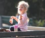 Violet Affleck s'amuse dans un parc de Santa Monica, le 6 novembre 2009
