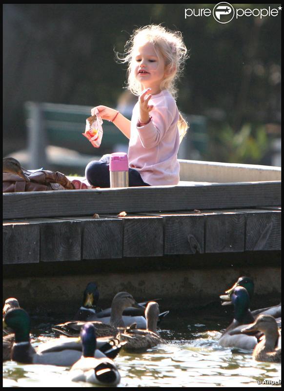 Violet Affleck s'amuse dans un parc de Santa Monica, le 6 novembre 2009