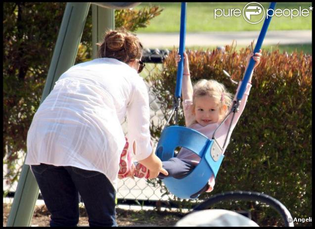 Violet Affleck s'amuse dans un parc de Santa Monica, le 6 novembre 2009