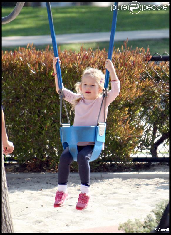 Violet Affleck s'amuse dans un parc de Santa Monica, le 6 novembre 2009
